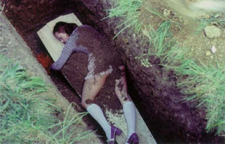 requiem pour un vampire<br> the girl and the cave